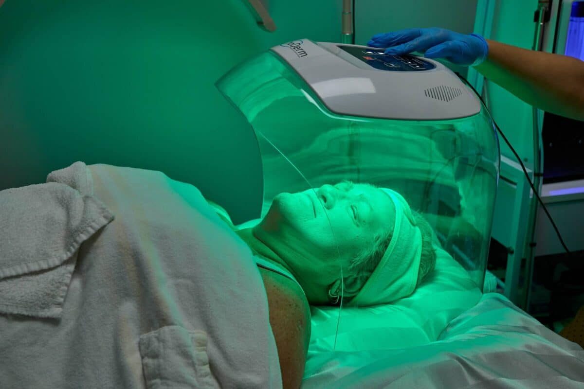 Facial Light Treatment - Image 230 - Lavish Spa 387